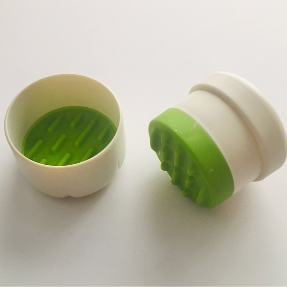 LP Chef'n Twist & Peel Garlic Peeler | Peels Multiple Cloves at One Time - Picture 6 of 7